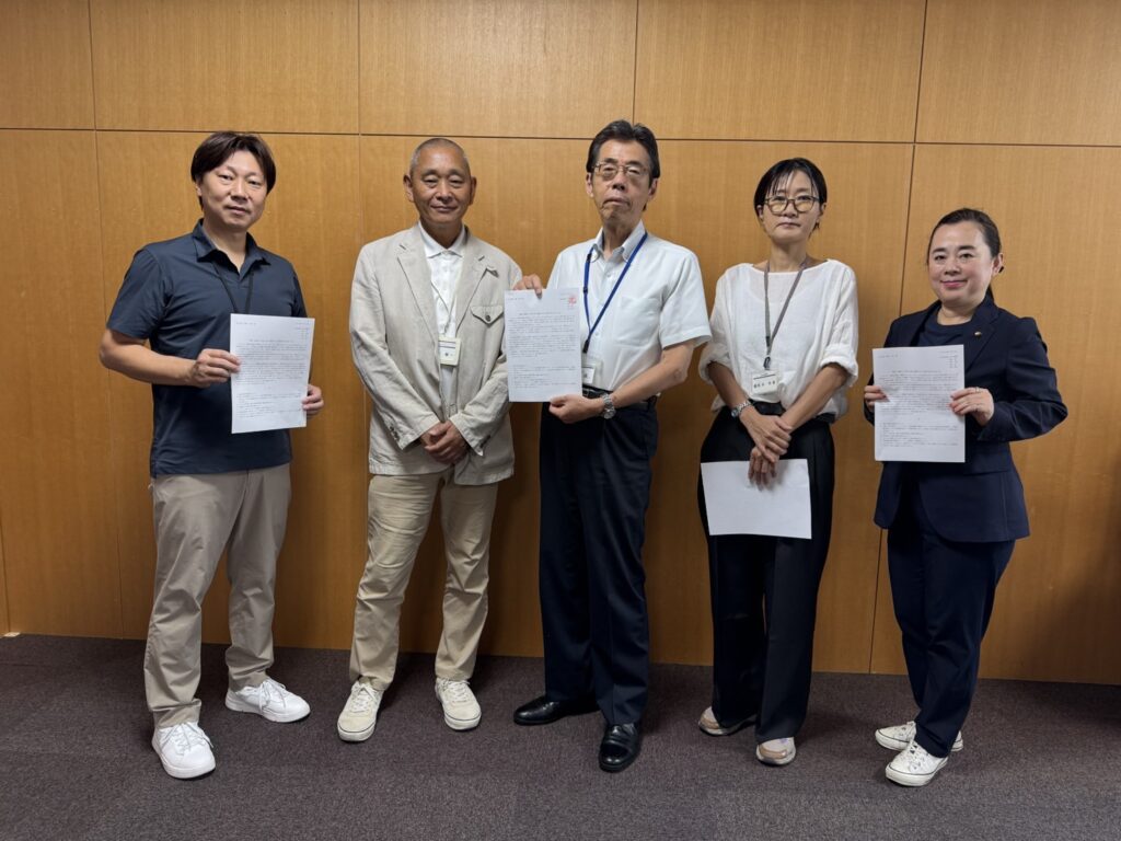 近藤副市長に要請書を手渡す市議団